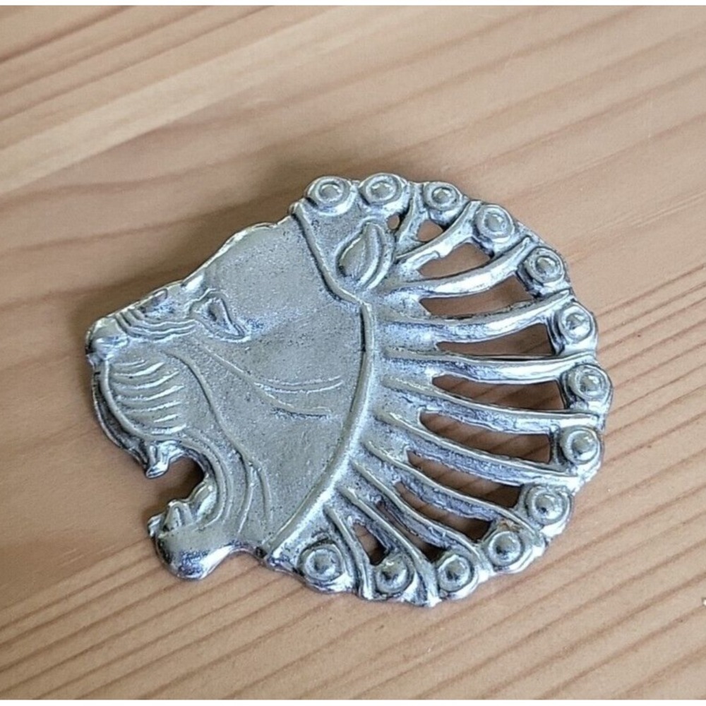 MMA Metropolitan Museum of Art Vintage Silver Tone LION HEAD Brooch Pendent 1991